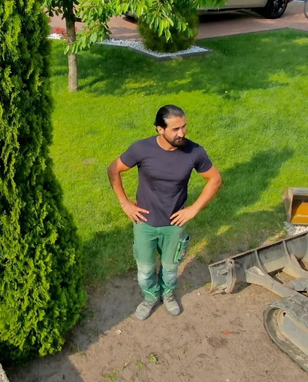 Astrein Gartengestaltung bei der Arbeit im Garten eines Kunden