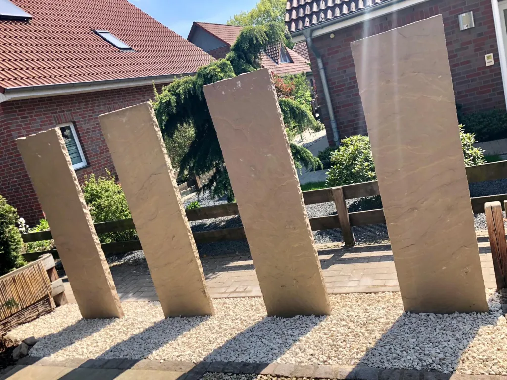 Dekorative Sandsteinstelen im Vorgarten
