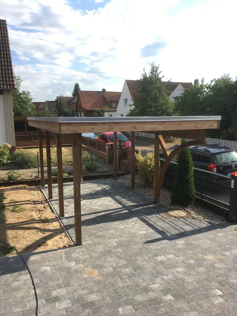 Holz-Pergola über gepflasterter Terrasse
