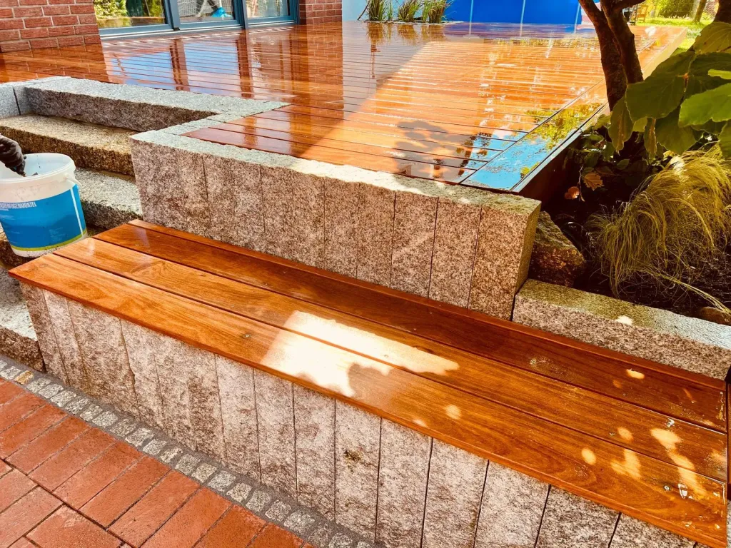 Holzdeck und Stufen mit Granitblöcken
