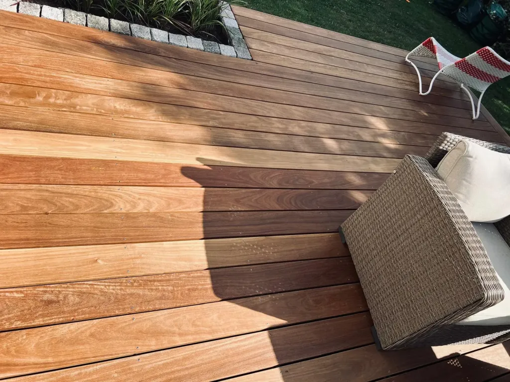 Holzterrasse aus Hartholzdielen