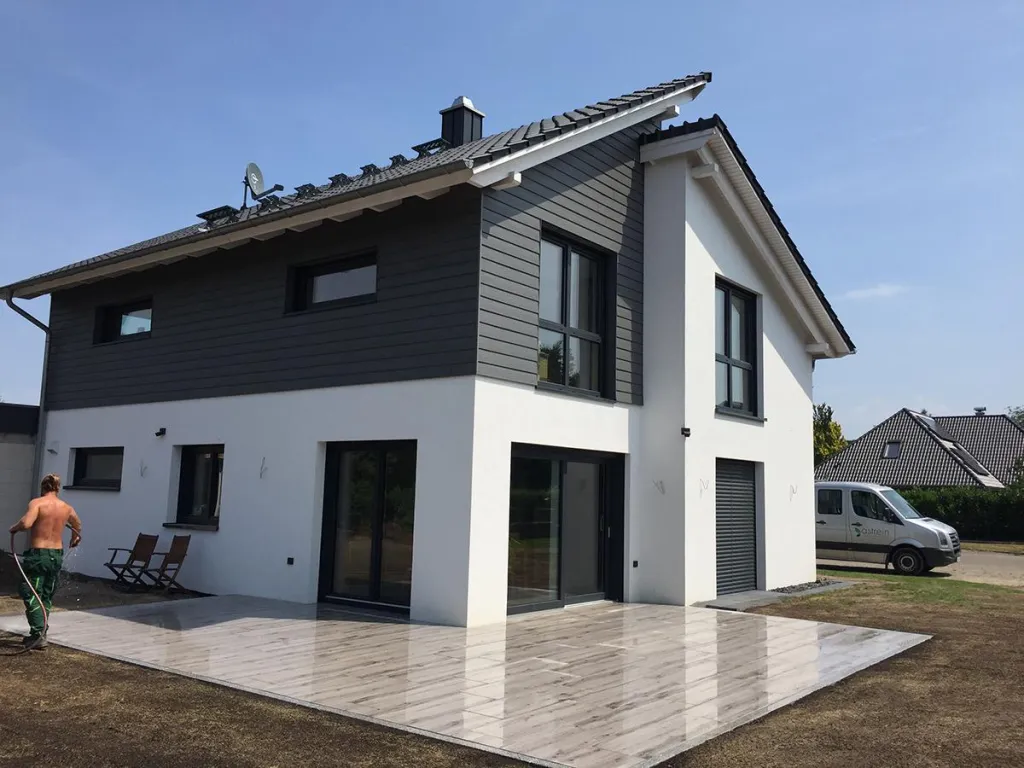Neubau mit frisch angelegter Terrasse und Gartenfläche