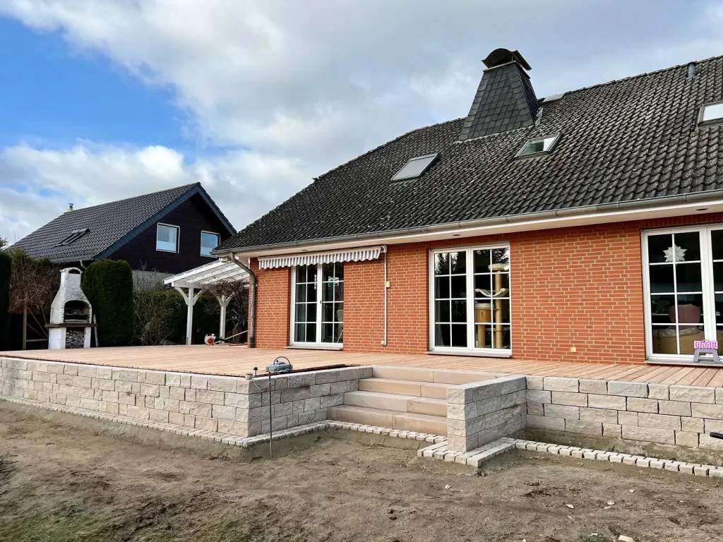 Neue Terrasse vor einem Bungalow aus Klinker