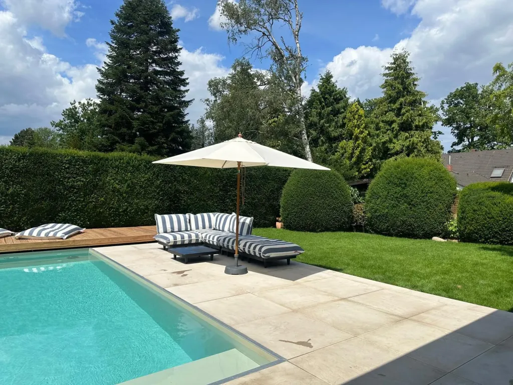 Pool mit Loungemöbeln und Sonnenschirm