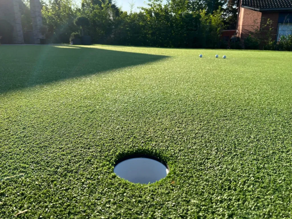 Putting-Green aus Kunstrasen im Garten