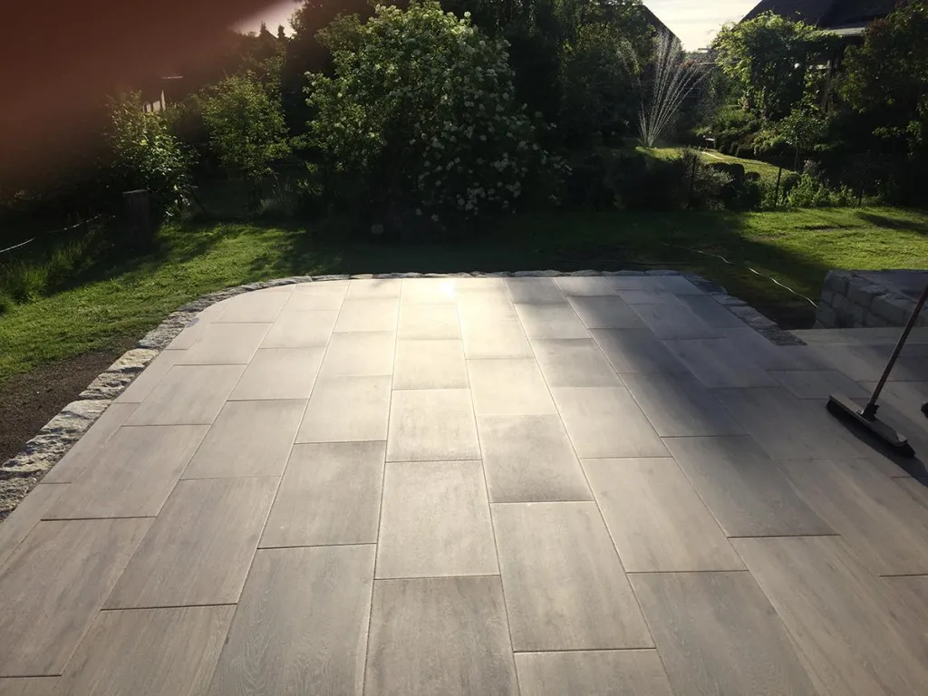 Terrasse aus großformatigen dunklen Platten