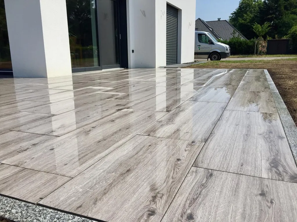 Terrasse aus großformatigen Feinsteinzeugplatten in Holzoptik