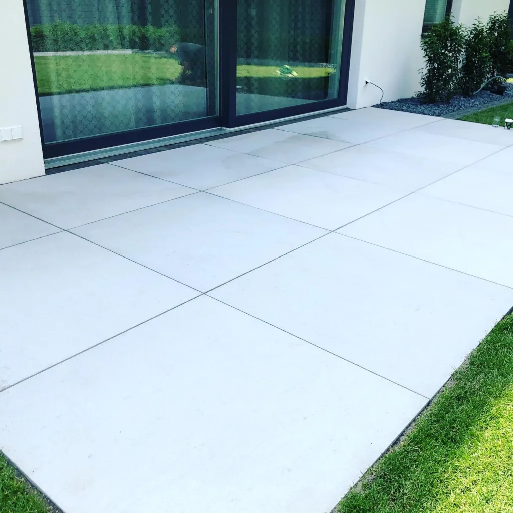 Terrasse aus großformatigen hellen Platten