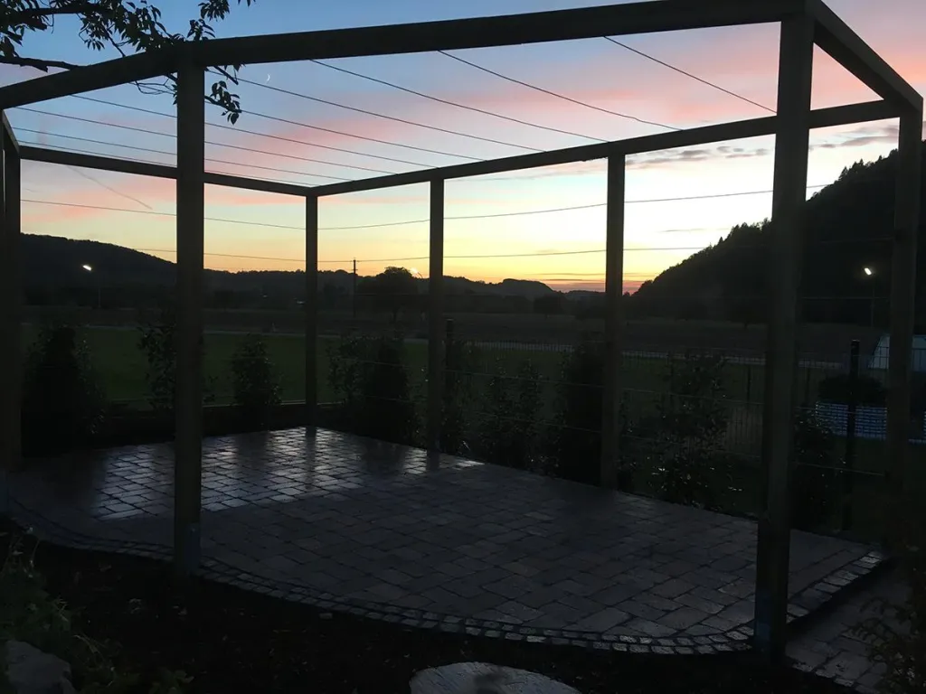 Terrasse mit Überdachung in der Abenddämmerung