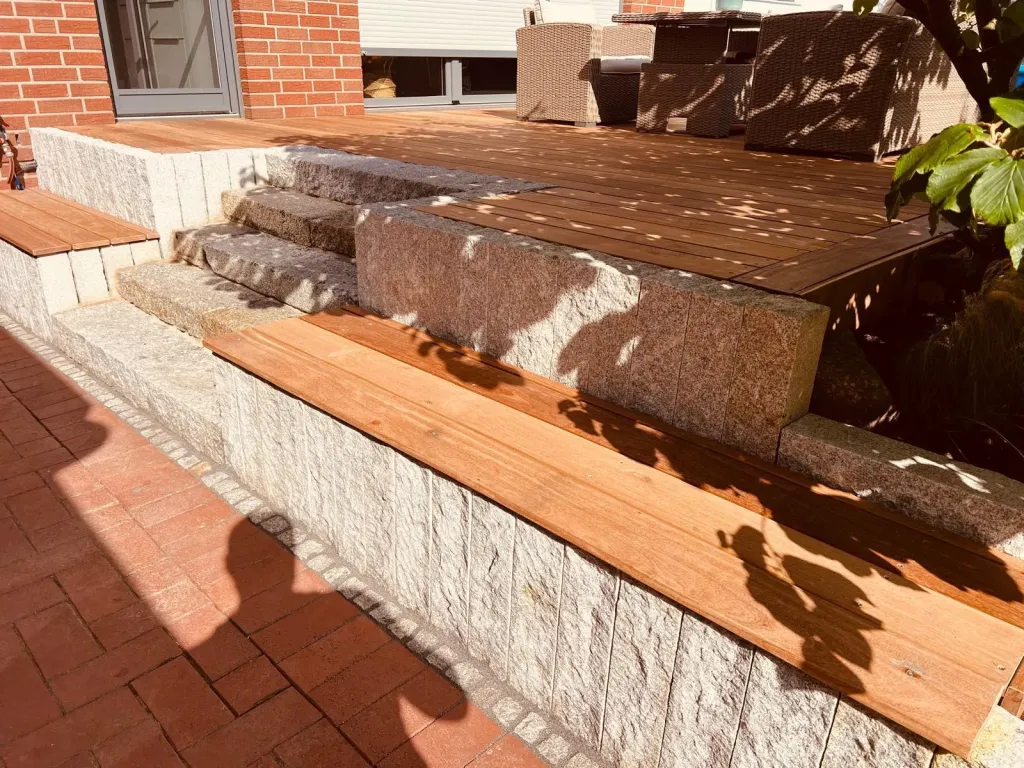 Treppe aus Holzstufen und Granit-Blockstufen