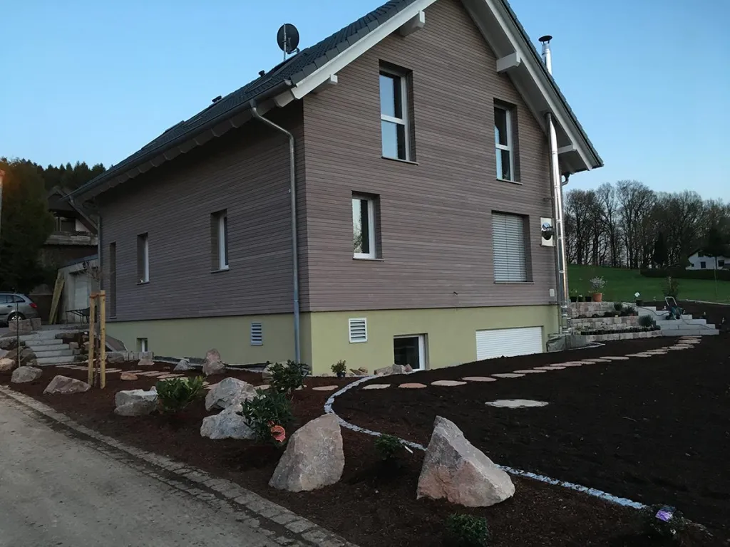 Wohnhaus mit neu angelegtem Beet und Außenanlage